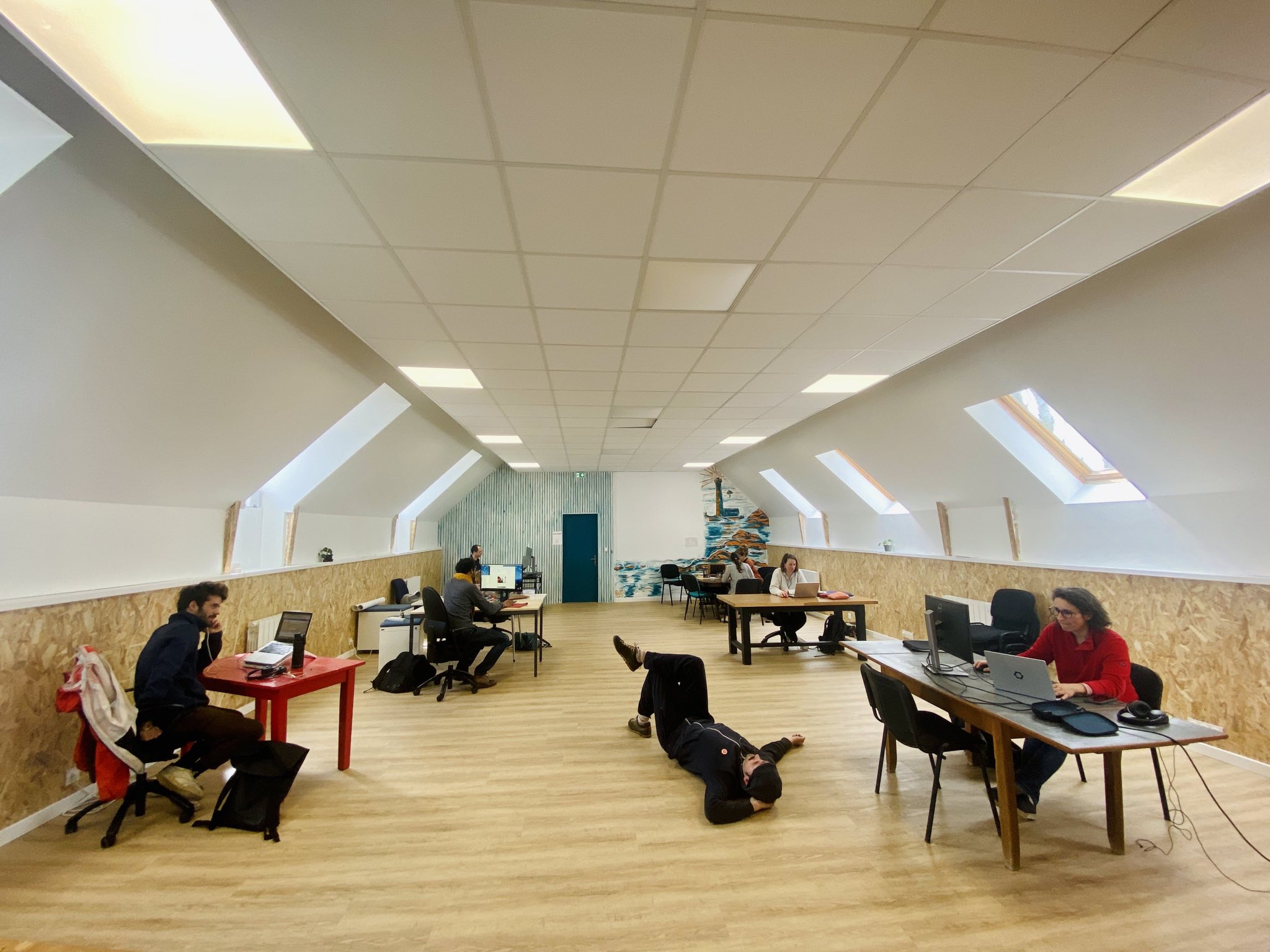 photo posée d'un groupe de coworker installés sur une place, et travaillant